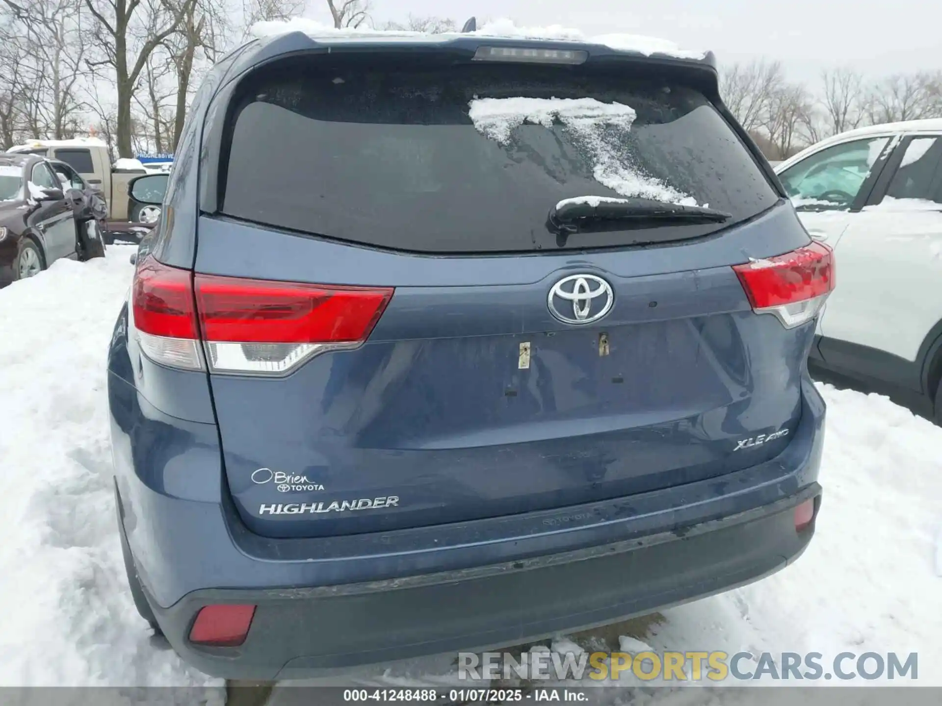 17 Photograph of a damaged car 5TDJZRFH8KS939960 TOYOTA HIGHLANDER 2019