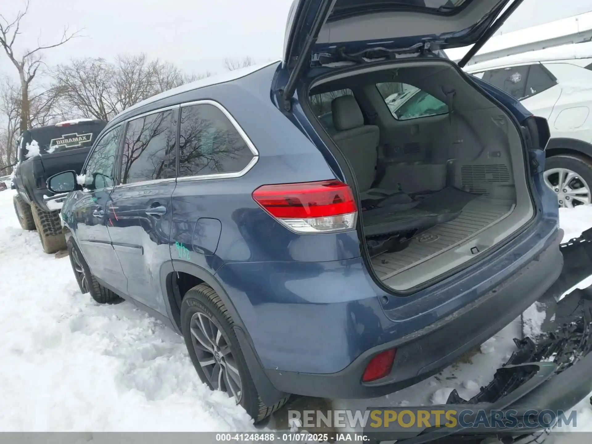 3 Photograph of a damaged car 5TDJZRFH8KS939960 TOYOTA HIGHLANDER 2019