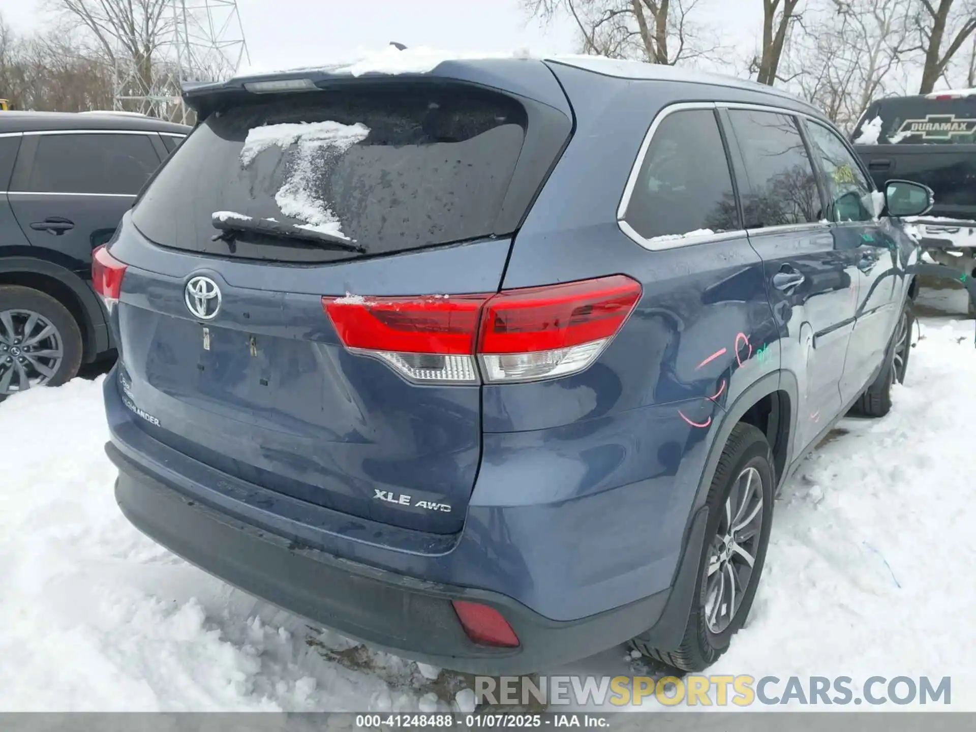 4 Photograph of a damaged car 5TDJZRFH8KS939960 TOYOTA HIGHLANDER 2019