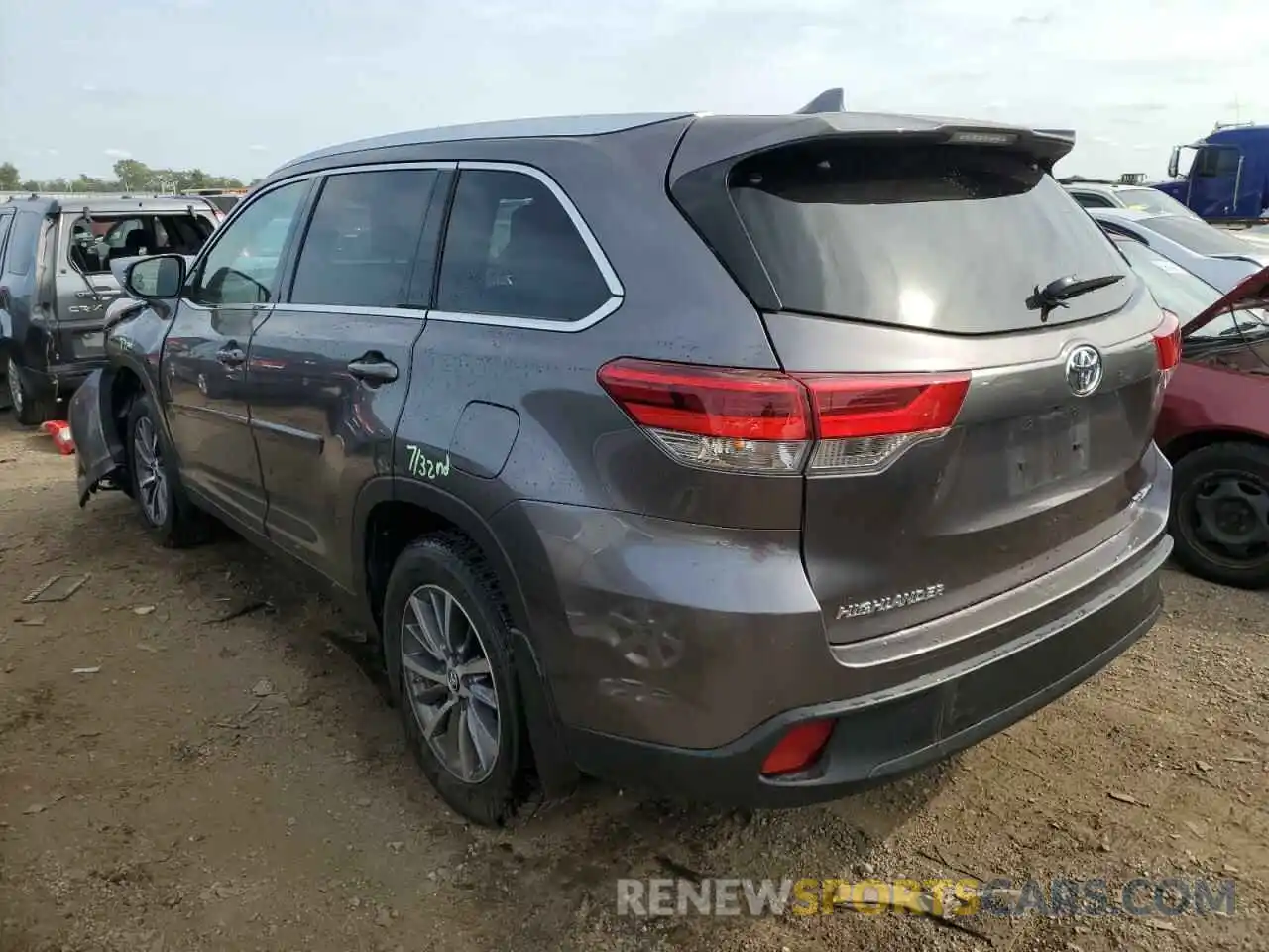 3 Photograph of a damaged car 5TDJZRFH8KS947069 TOYOTA HIGHLANDER 2019