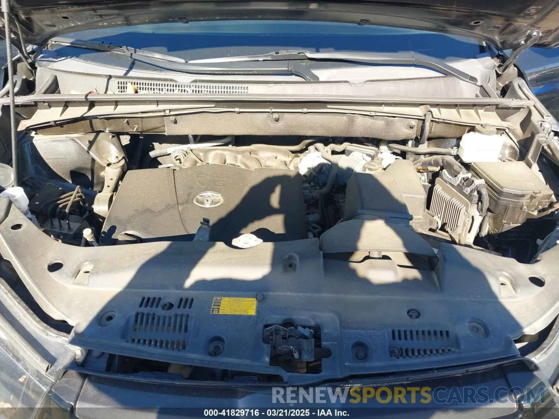 10 Photograph of a damaged car 5TDJZRFH8KS975969 TOYOTA HIGHLANDER 2019