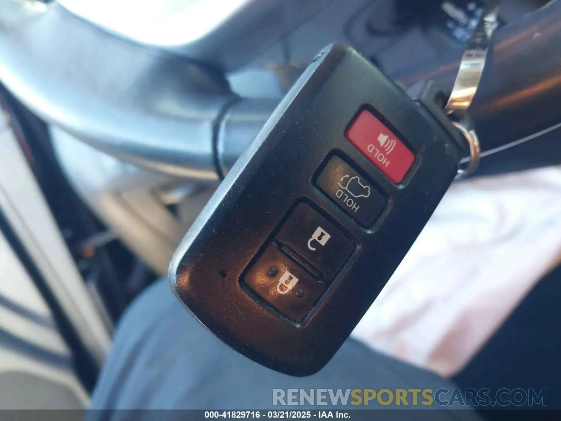11 Photograph of a damaged car 5TDJZRFH8KS975969 TOYOTA HIGHLANDER 2019