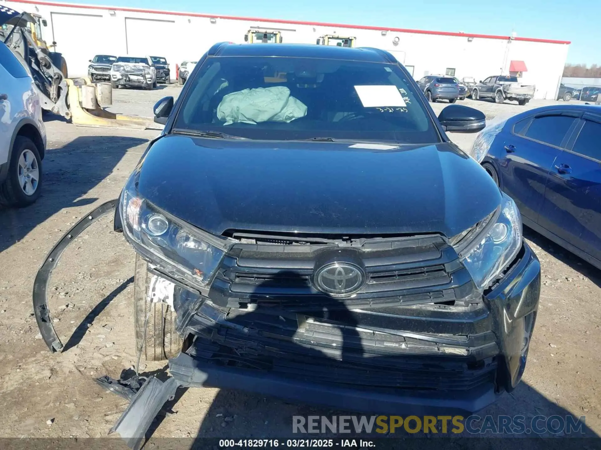 12 Photograph of a damaged car 5TDJZRFH8KS975969 TOYOTA HIGHLANDER 2019