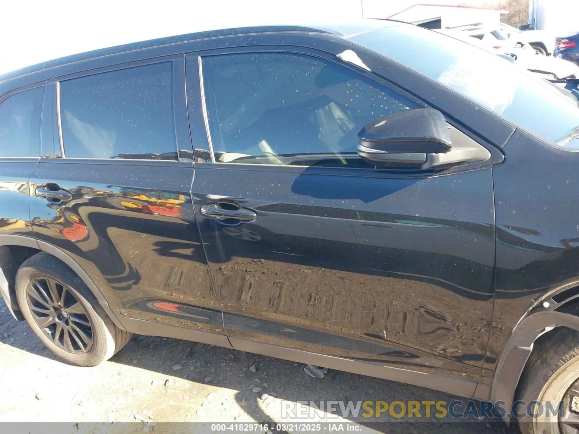 13 Photograph of a damaged car 5TDJZRFH8KS975969 TOYOTA HIGHLANDER 2019