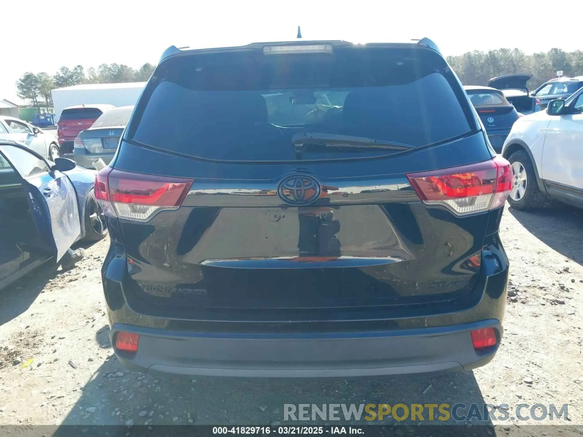 16 Photograph of a damaged car 5TDJZRFH8KS975969 TOYOTA HIGHLANDER 2019