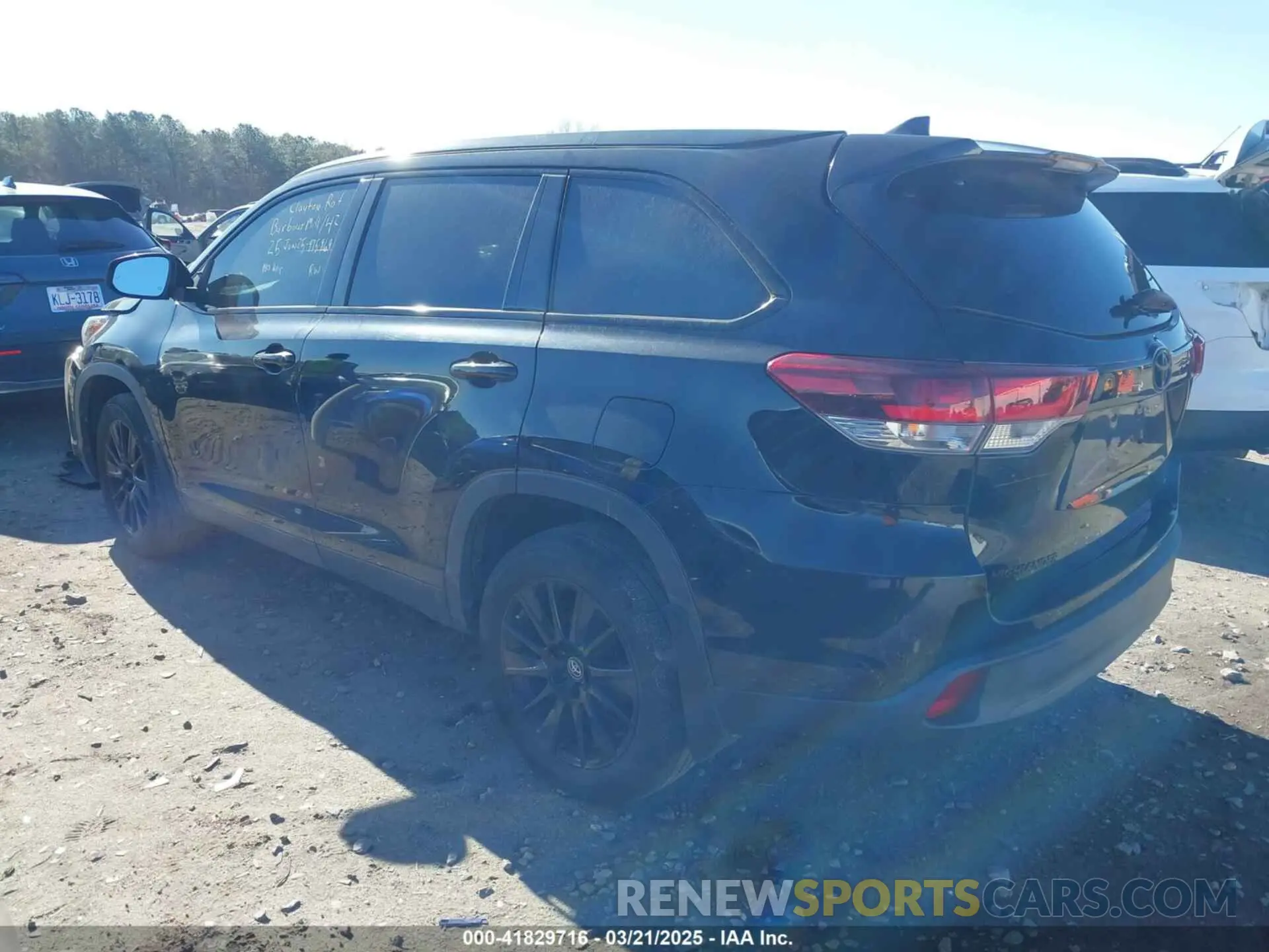 3 Photograph of a damaged car 5TDJZRFH8KS975969 TOYOTA HIGHLANDER 2019