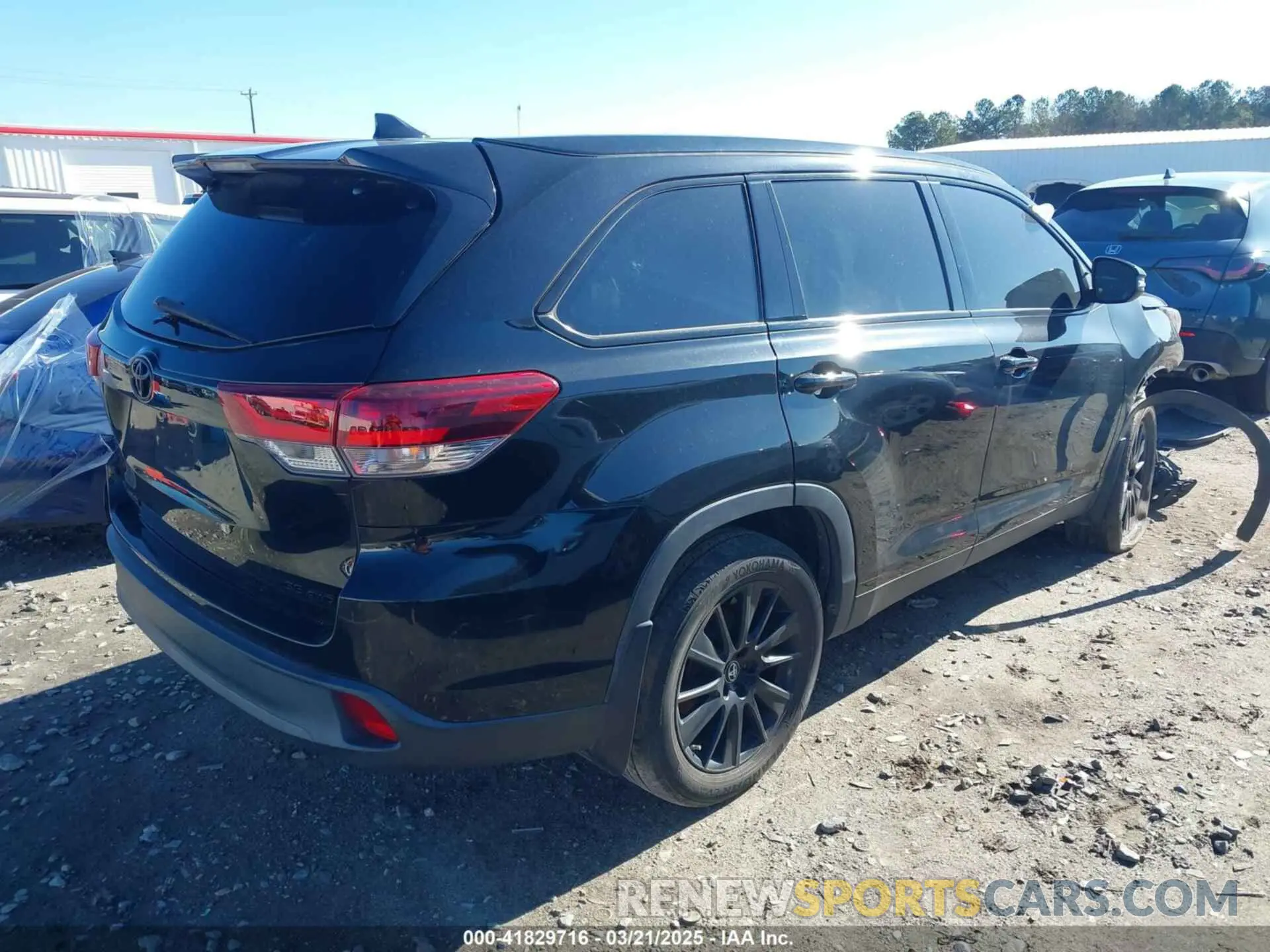 4 Photograph of a damaged car 5TDJZRFH8KS975969 TOYOTA HIGHLANDER 2019