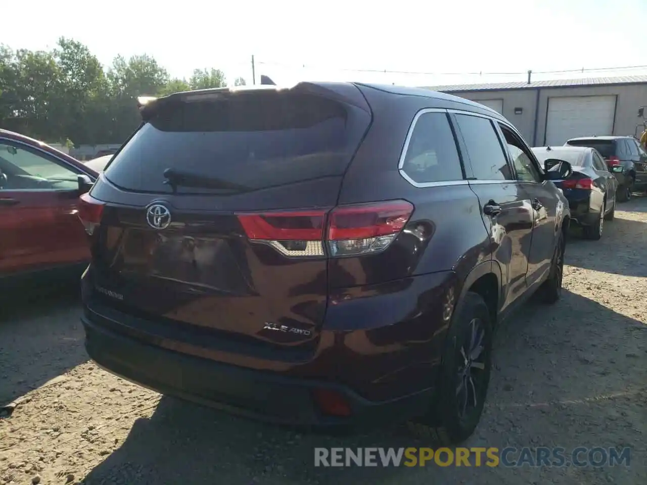 4 Photograph of a damaged car 5TDJZRFH8KS996675 TOYOTA HIGHLANDER 2019