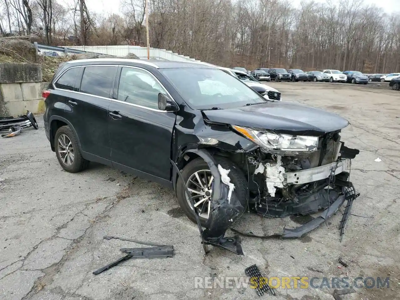 4 Photograph of a damaged car 5TDJZRFH9KS570560 TOYOTA HIGHLANDER 2019