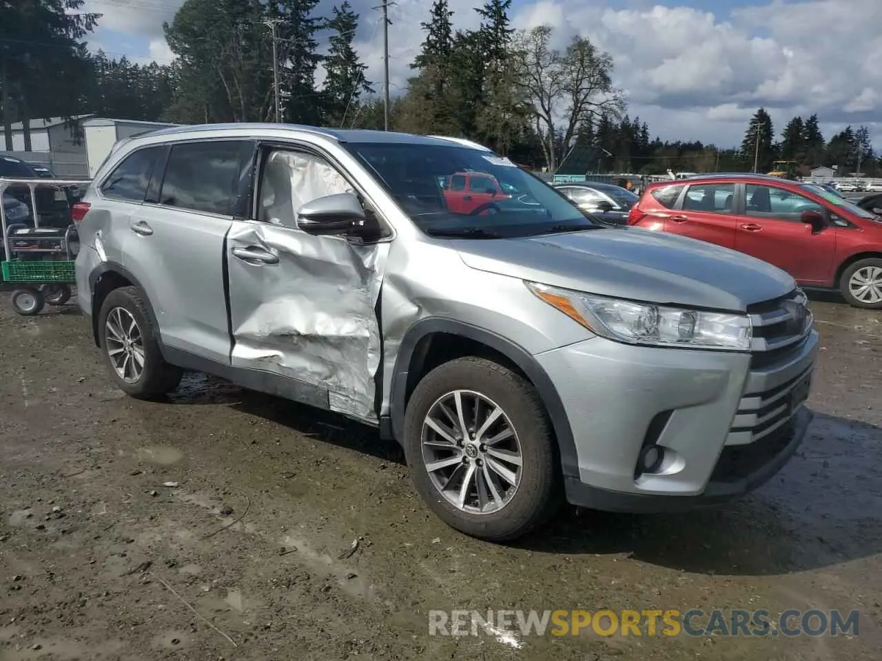 4 Photograph of a damaged car 5TDJZRFH9KS571255 TOYOTA HIGHLANDER 2019