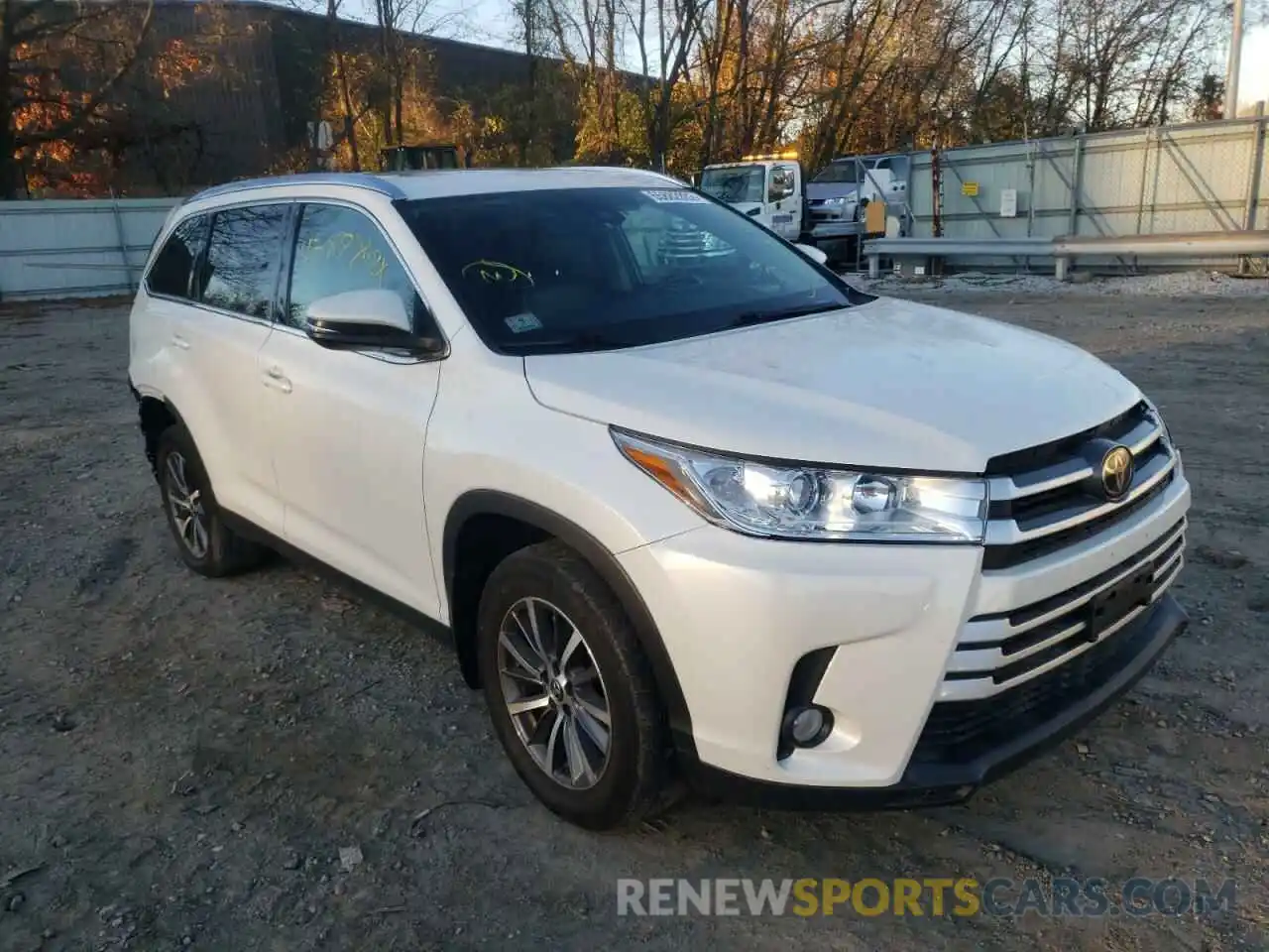 1 Photograph of a damaged car 5TDJZRFH9KS574303 TOYOTA HIGHLANDER 2019