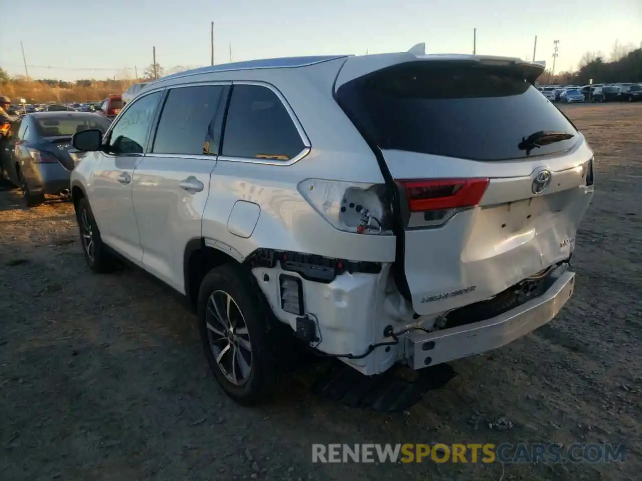 3 Photograph of a damaged car 5TDJZRFH9KS574303 TOYOTA HIGHLANDER 2019