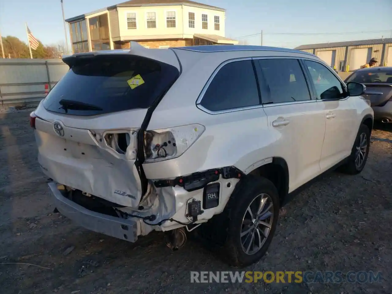 4 Photograph of a damaged car 5TDJZRFH9KS574303 TOYOTA HIGHLANDER 2019