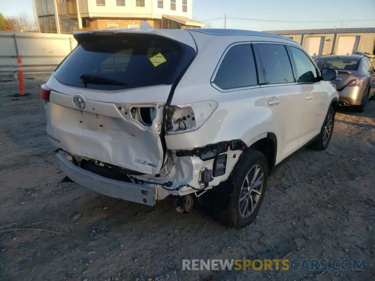 9 Photograph of a damaged car 5TDJZRFH9KS574303 TOYOTA HIGHLANDER 2019