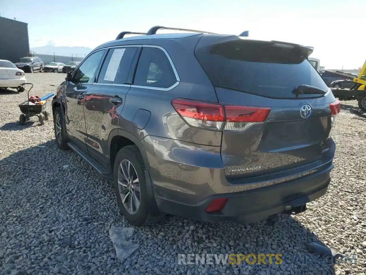 3 Photograph of a damaged car 5TDJZRFH9KS575502 TOYOTA HIGHLANDER 2019