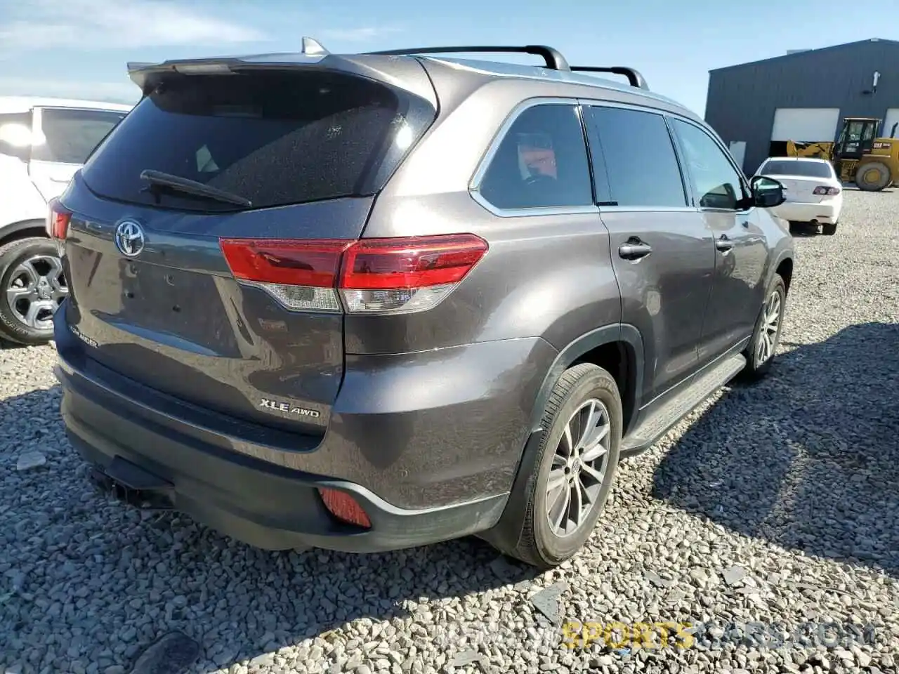 4 Photograph of a damaged car 5TDJZRFH9KS575502 TOYOTA HIGHLANDER 2019