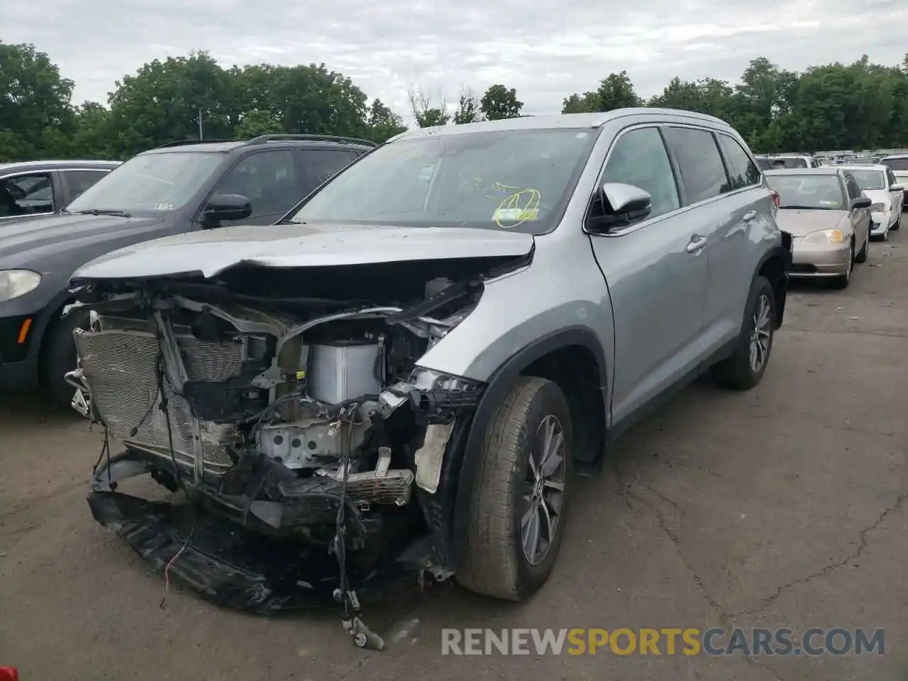 2 Photograph of a damaged car 5TDJZRFH9KS575855 TOYOTA HIGHLANDER 2019