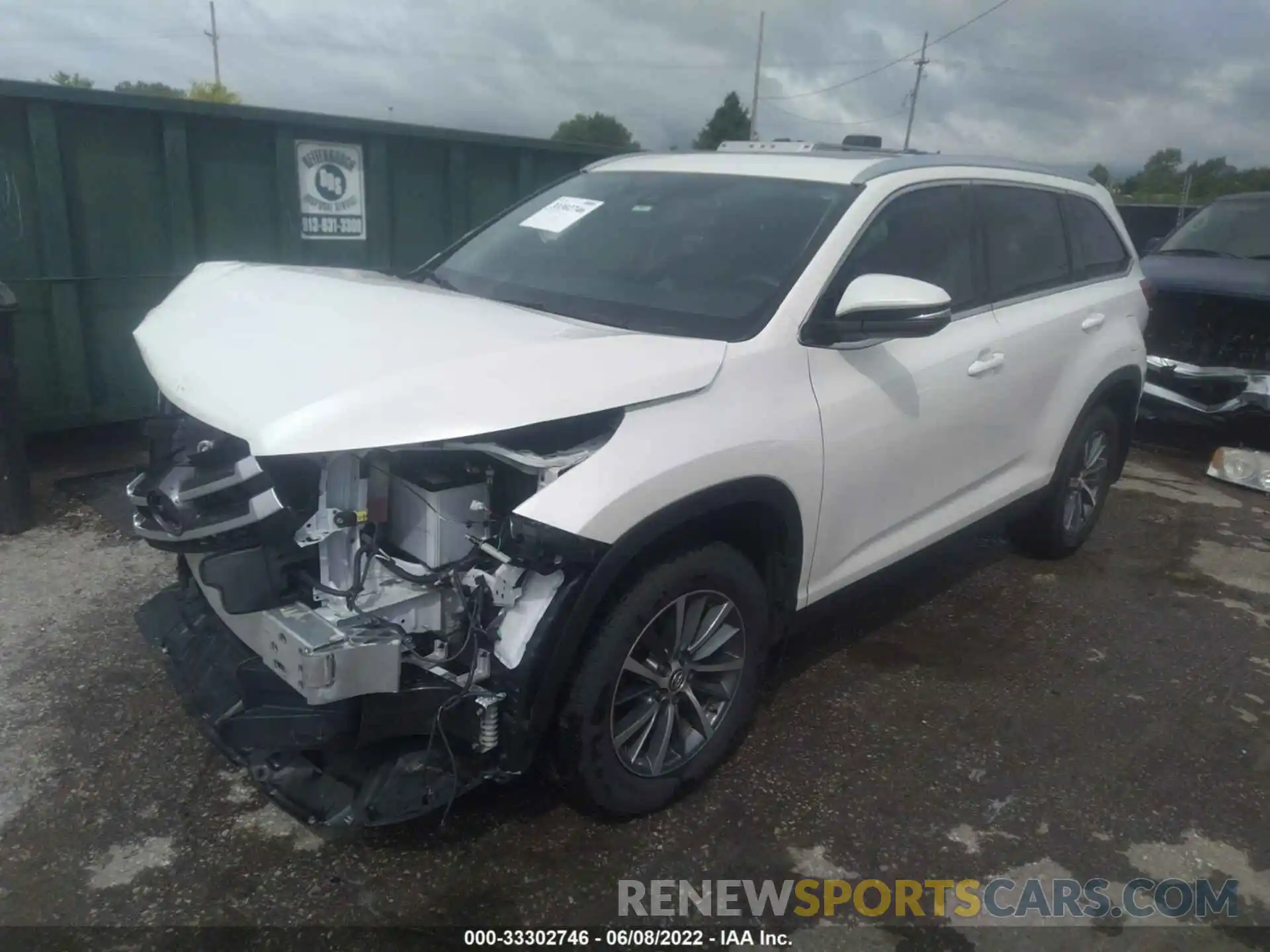 2 Photograph of a damaged car 5TDJZRFH9KS575953 TOYOTA HIGHLANDER 2019