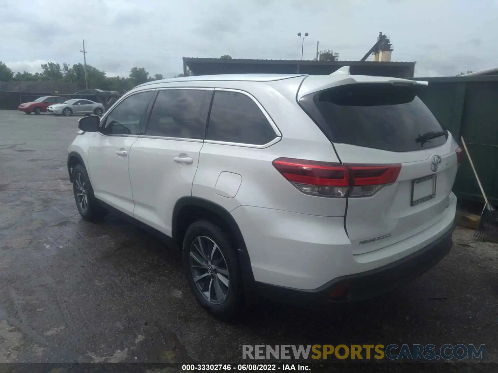 3 Photograph of a damaged car 5TDJZRFH9KS575953 TOYOTA HIGHLANDER 2019