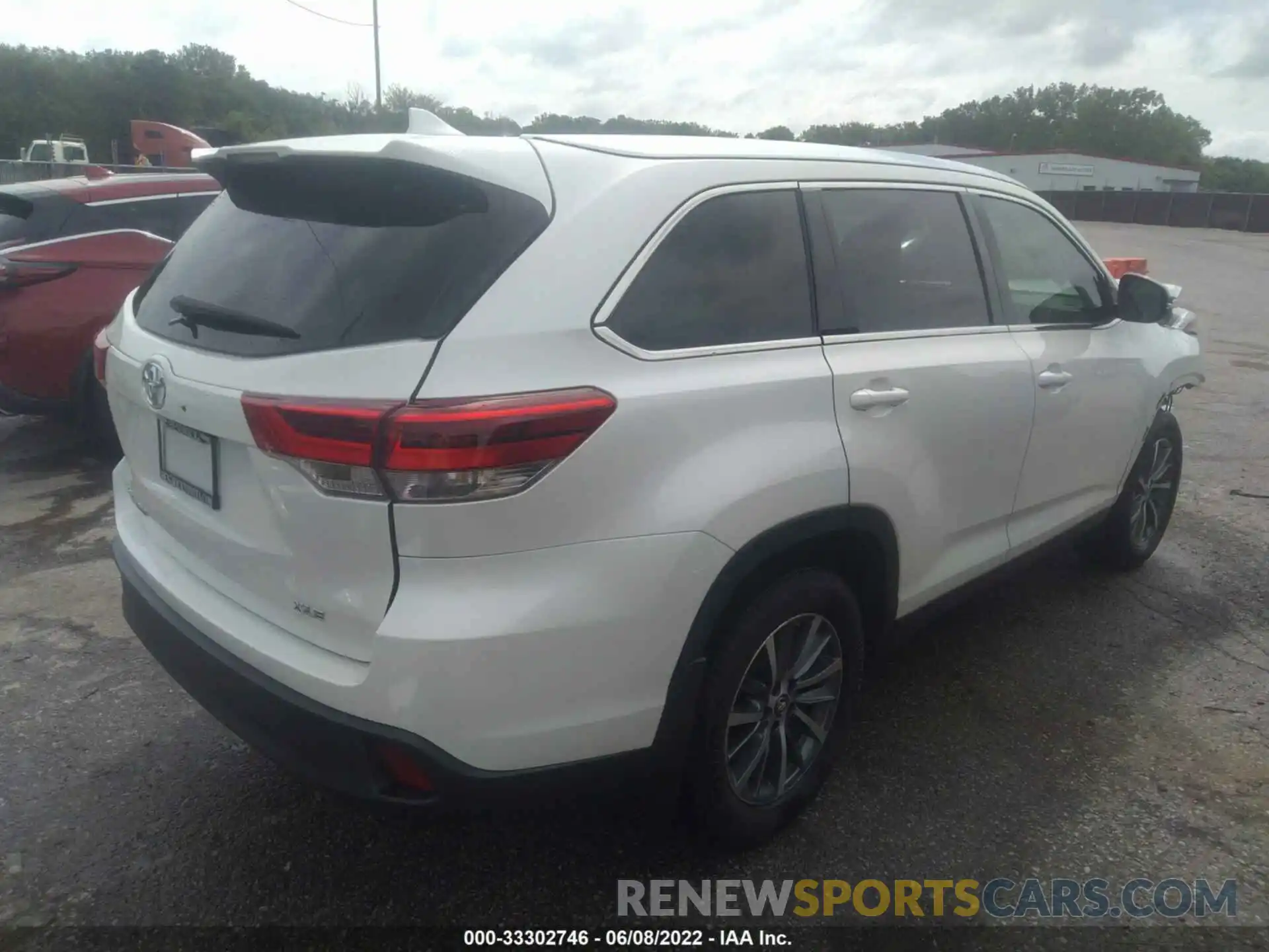 4 Photograph of a damaged car 5TDJZRFH9KS575953 TOYOTA HIGHLANDER 2019