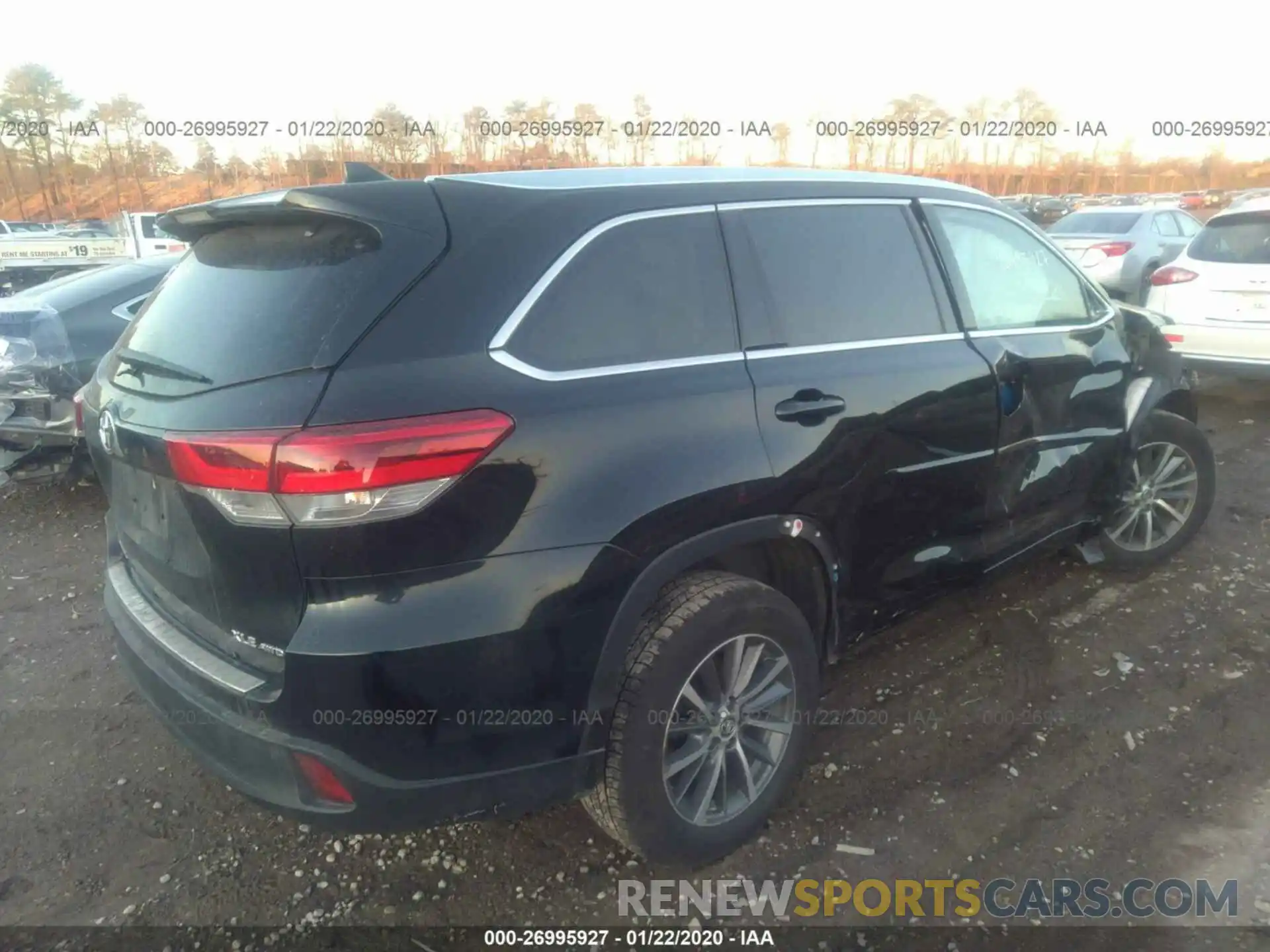 4 Photograph of a damaged car 5TDJZRFH9KS578299 TOYOTA HIGHLANDER 2019