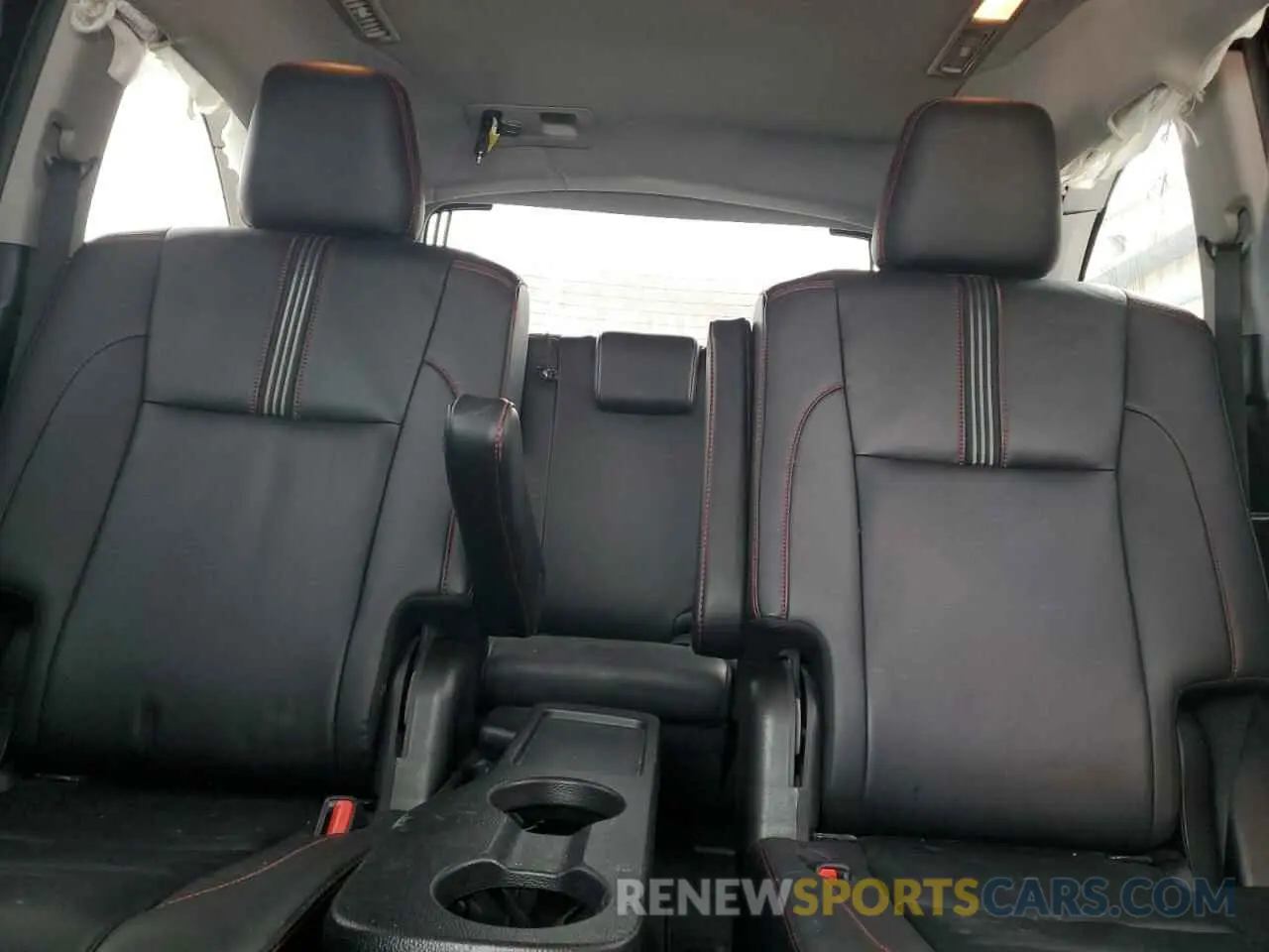 10 Photograph of a damaged car 5TDJZRFH9KS578755 TOYOTA HIGHLANDER 2019