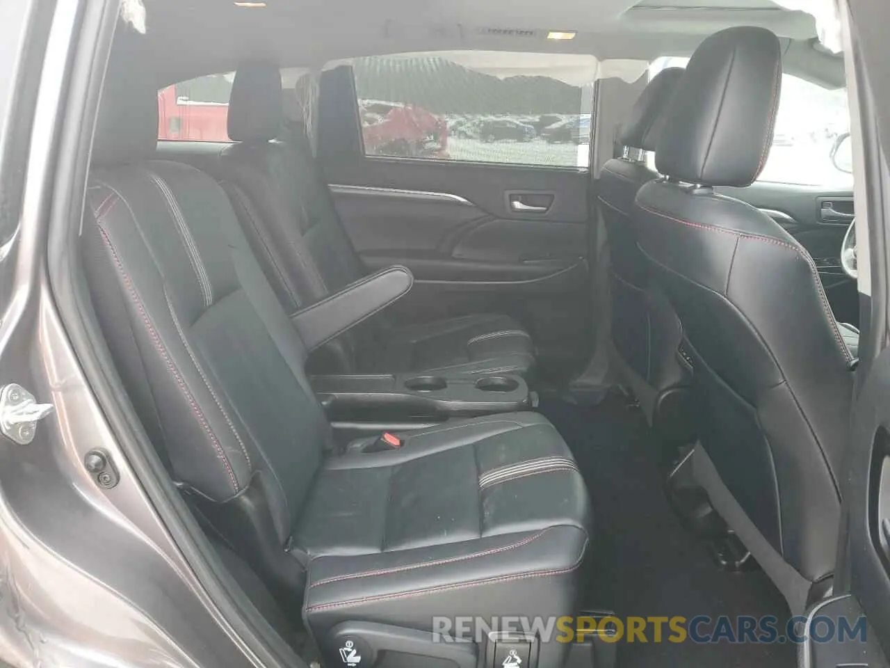 11 Photograph of a damaged car 5TDJZRFH9KS578755 TOYOTA HIGHLANDER 2019