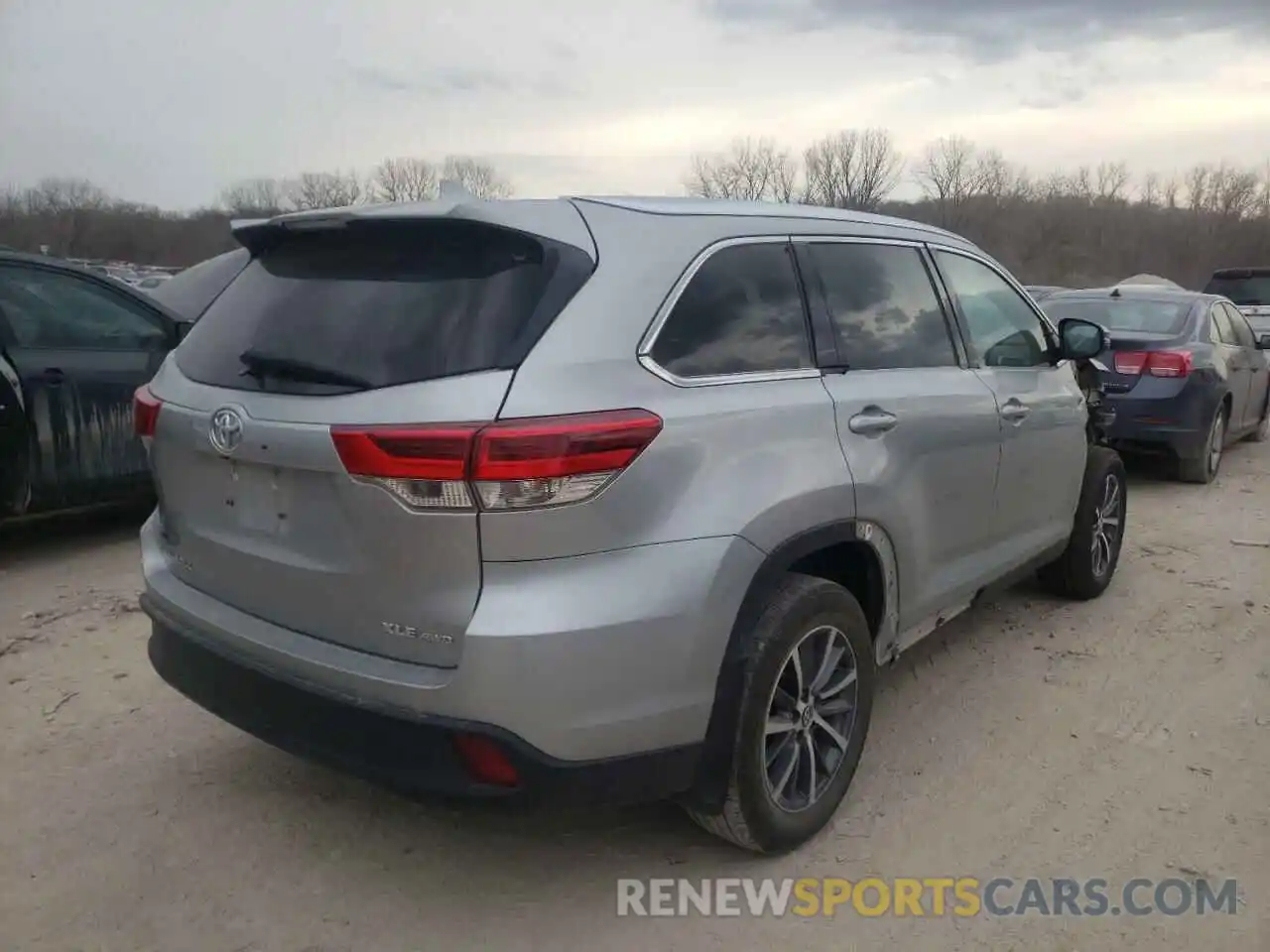 4 Photograph of a damaged car 5TDJZRFH9KS581266 TOYOTA HIGHLANDER 2019