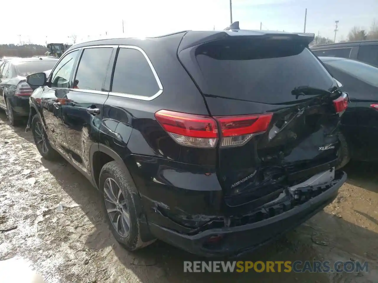 3 Photograph of a damaged car 5TDJZRFH9KS582191 TOYOTA HIGHLANDER 2019