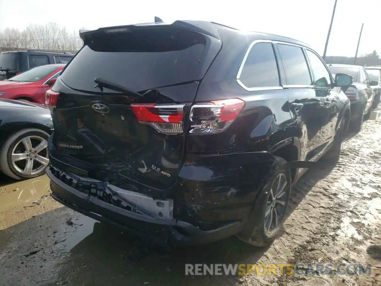 4 Photograph of a damaged car 5TDJZRFH9KS582191 TOYOTA HIGHLANDER 2019