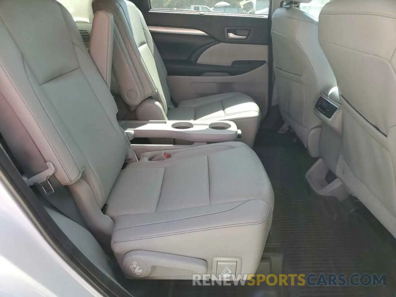 11 Photograph of a damaged car 5TDJZRFH9KS584040 TOYOTA HIGHLANDER 2019