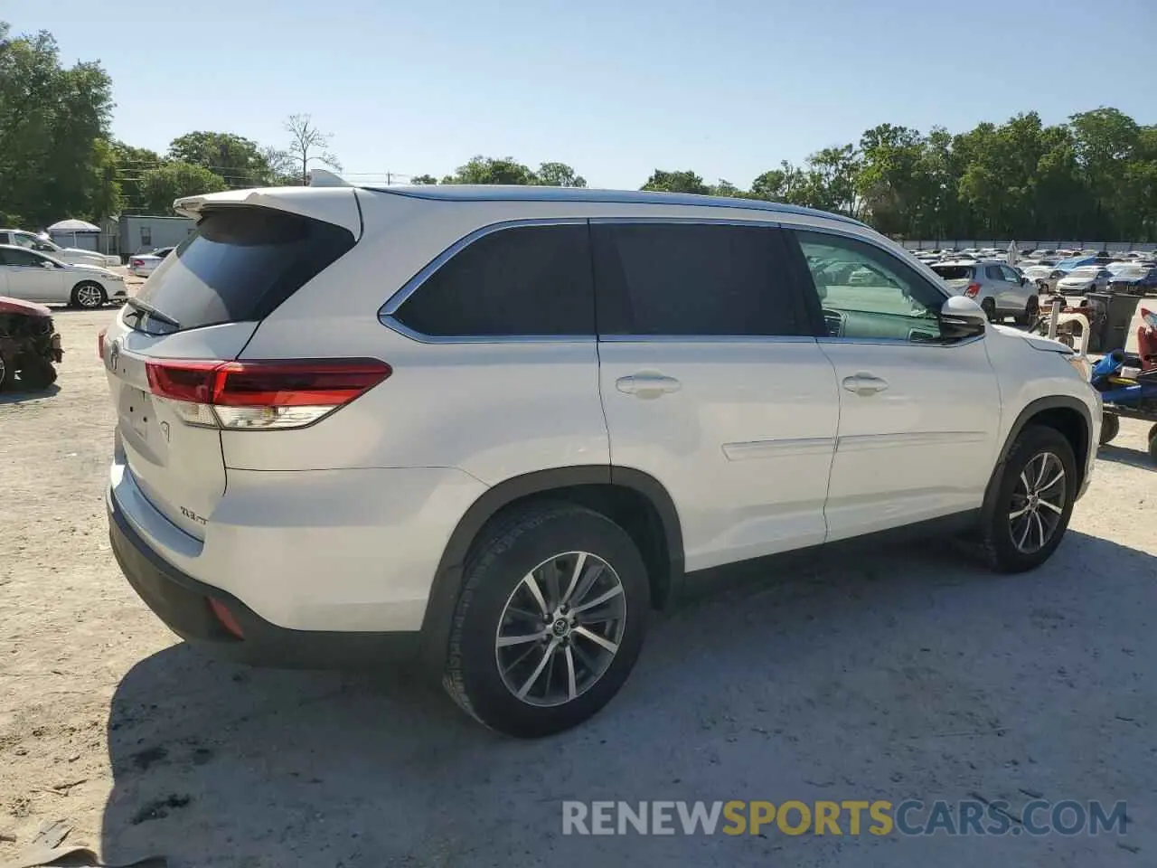 3 Photograph of a damaged car 5TDJZRFH9KS584040 TOYOTA HIGHLANDER 2019
