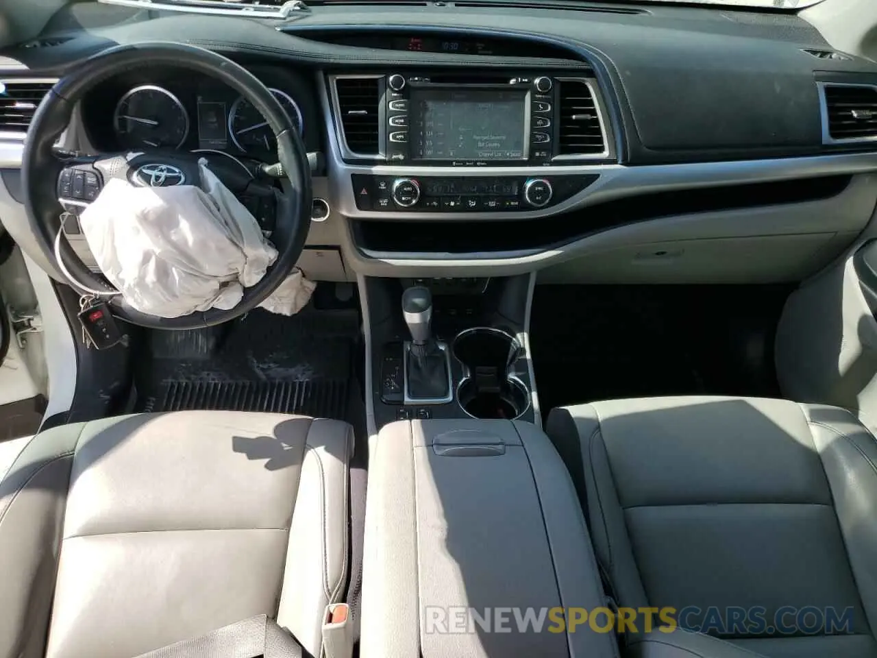 8 Photograph of a damaged car 5TDJZRFH9KS584040 TOYOTA HIGHLANDER 2019