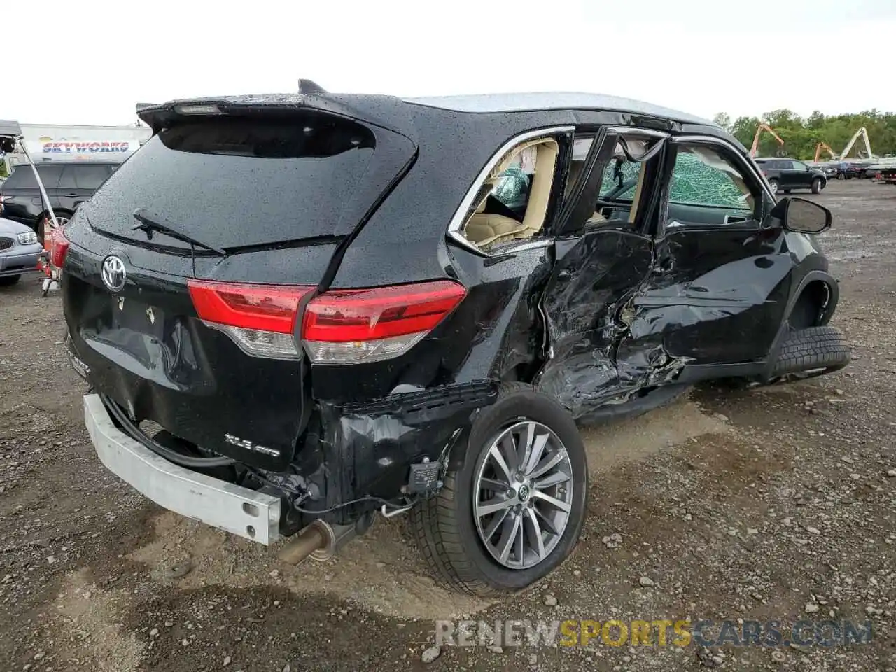 4 Photograph of a damaged car 5TDJZRFH9KS585494 TOYOTA HIGHLANDER 2019