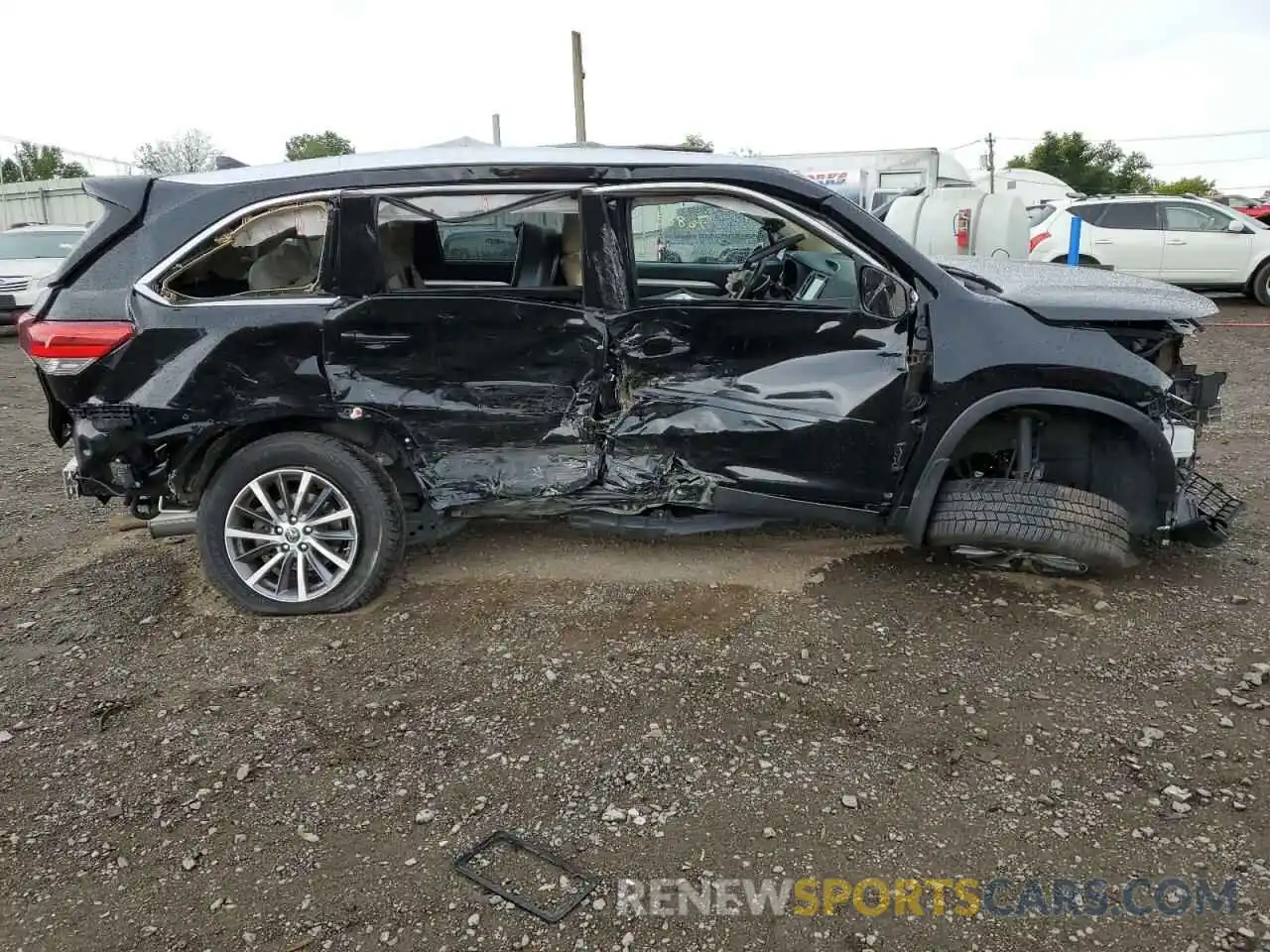 9 Photograph of a damaged car 5TDJZRFH9KS585494 TOYOTA HIGHLANDER 2019