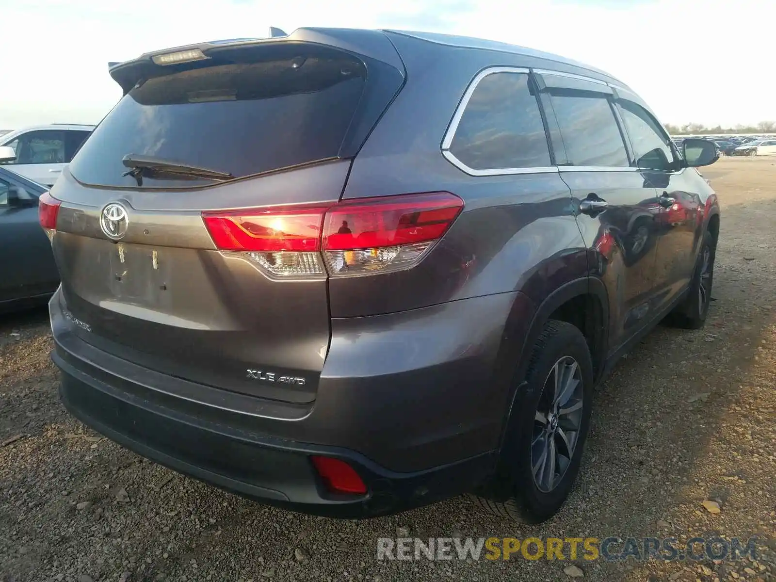 4 Photograph of a damaged car 5TDJZRFH9KS589383 TOYOTA HIGHLANDER 2019