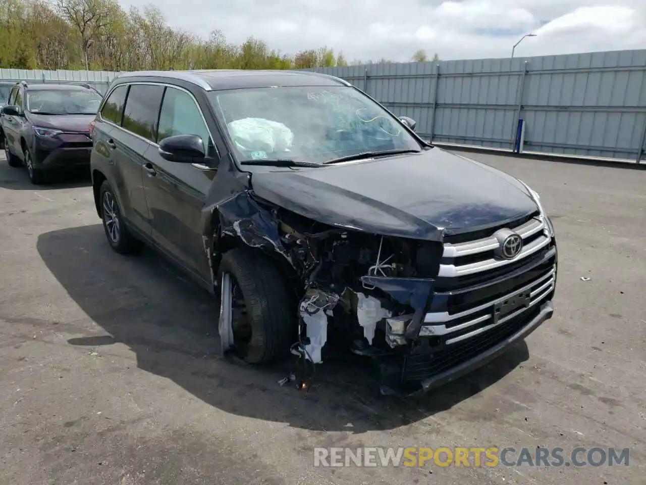 1 Photograph of a damaged car 5TDJZRFH9KS592249 TOYOTA HIGHLANDER 2019