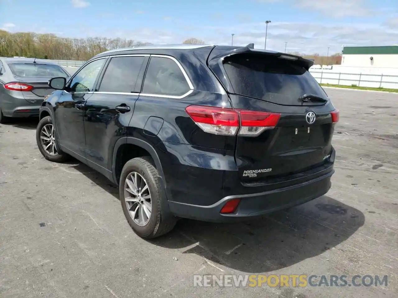 3 Photograph of a damaged car 5TDJZRFH9KS592249 TOYOTA HIGHLANDER 2019