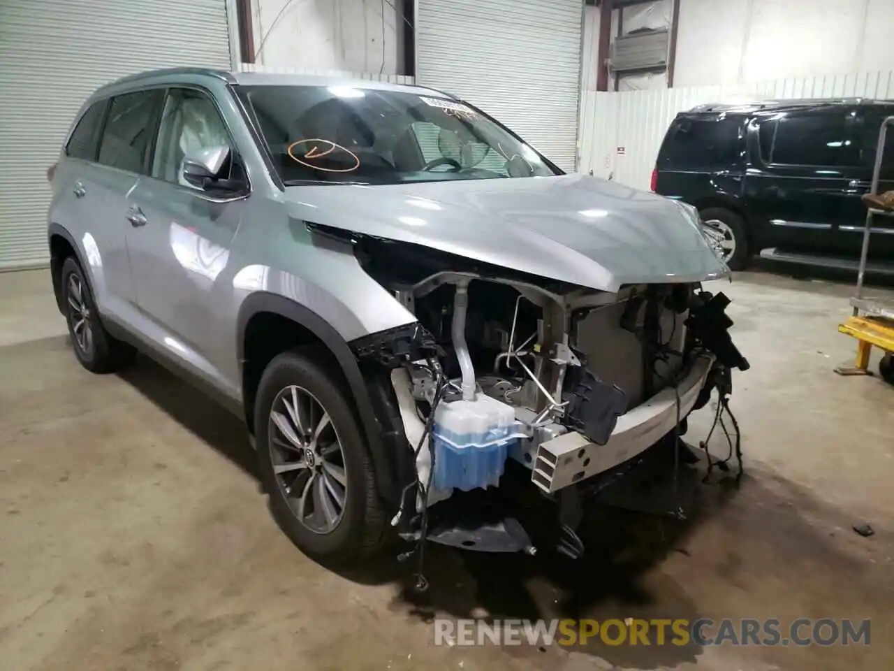 1 Photograph of a damaged car 5TDJZRFH9KS592591 TOYOTA HIGHLANDER 2019