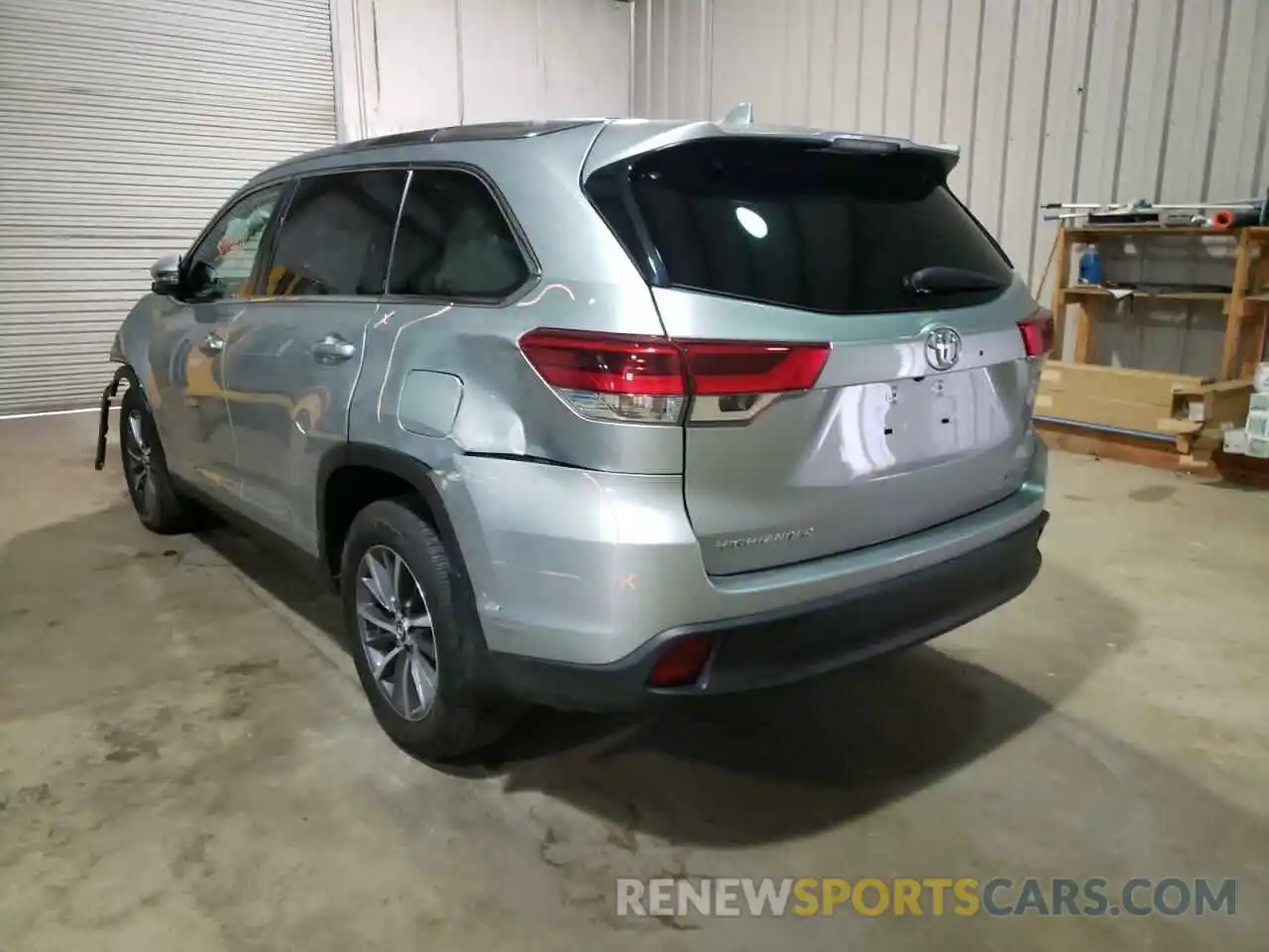 3 Photograph of a damaged car 5TDJZRFH9KS592591 TOYOTA HIGHLANDER 2019