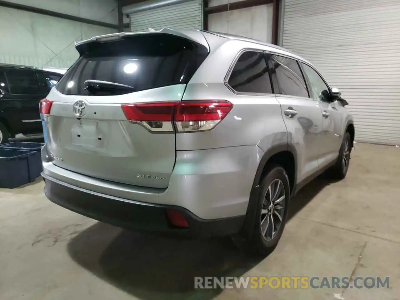 4 Photograph of a damaged car 5TDJZRFH9KS592591 TOYOTA HIGHLANDER 2019