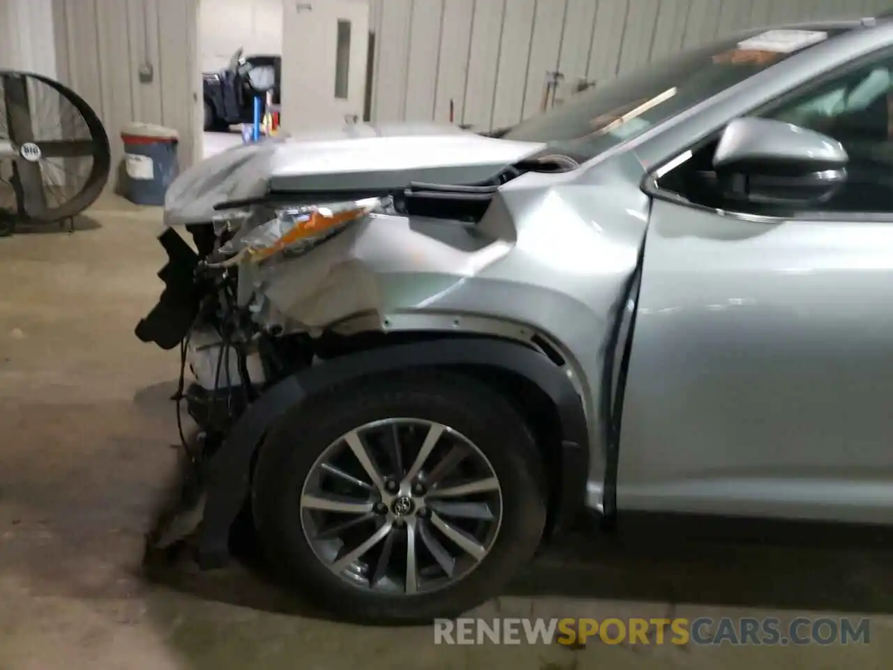 9 Photograph of a damaged car 5TDJZRFH9KS592591 TOYOTA HIGHLANDER 2019