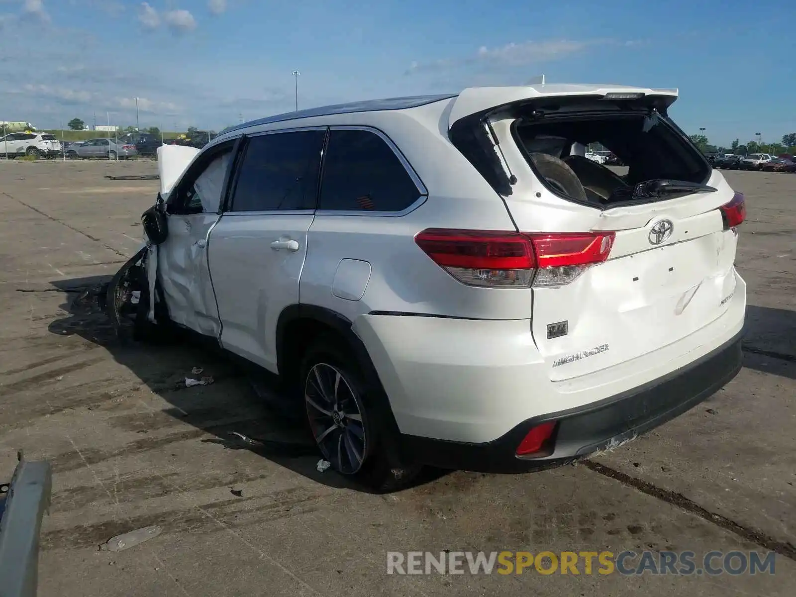 3 Photograph of a damaged car 5TDJZRFH9KS594695 TOYOTA HIGHLANDER 2019