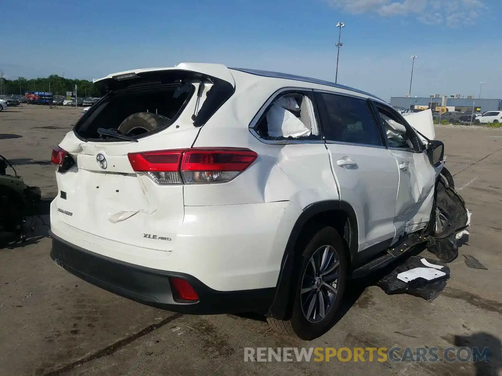 4 Photograph of a damaged car 5TDJZRFH9KS594695 TOYOTA HIGHLANDER 2019