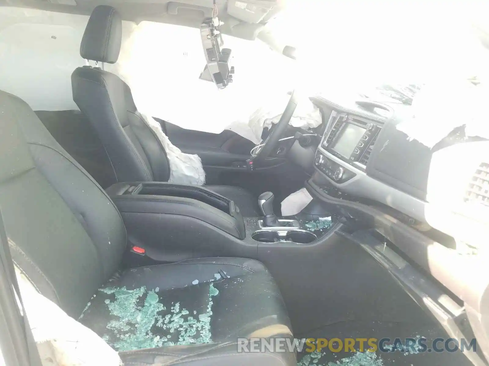 5 Photograph of a damaged car 5TDJZRFH9KS594695 TOYOTA HIGHLANDER 2019