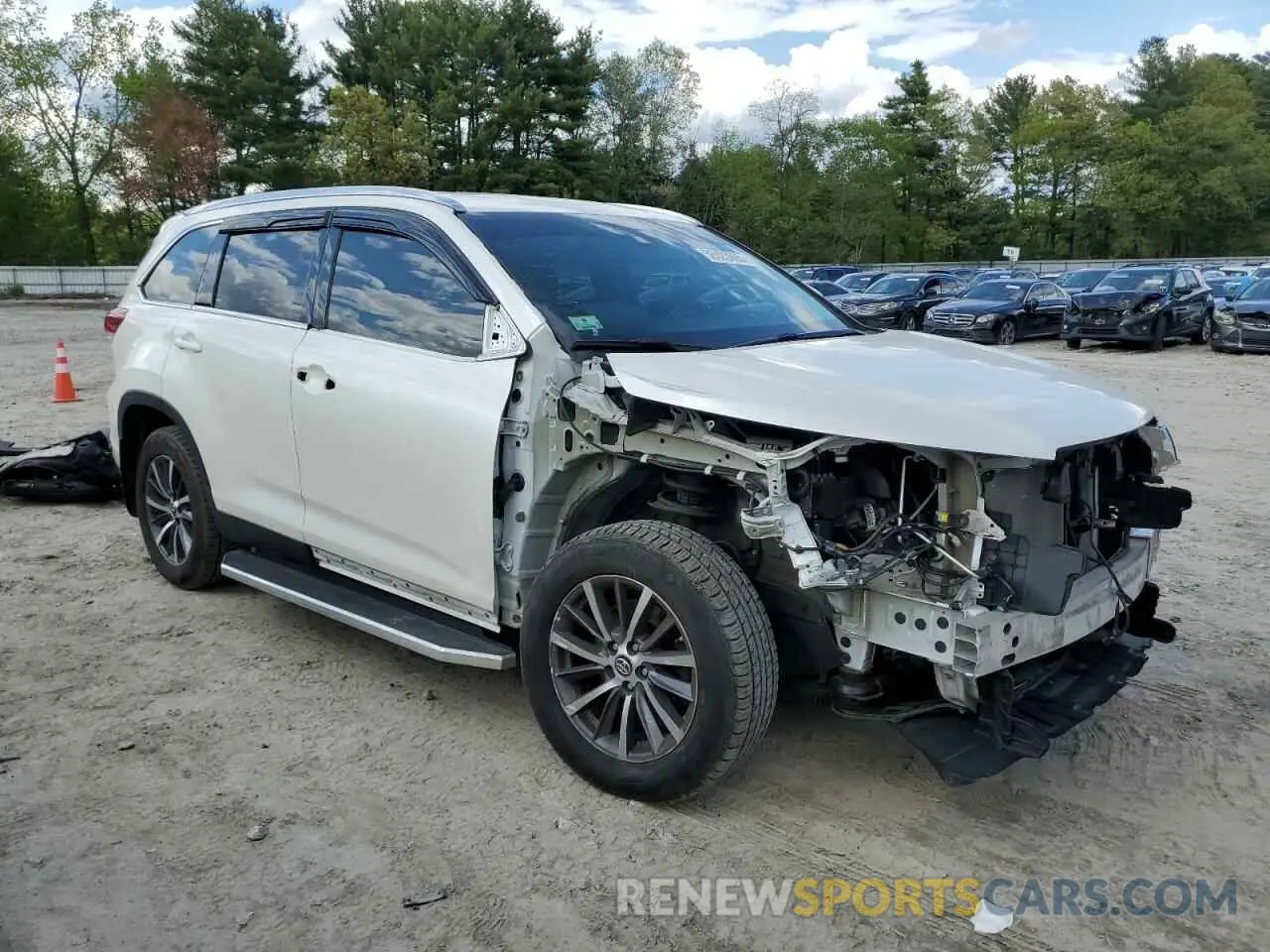 4 Photograph of a damaged car 5TDJZRFH9KS595359 TOYOTA HIGHLANDER 2019