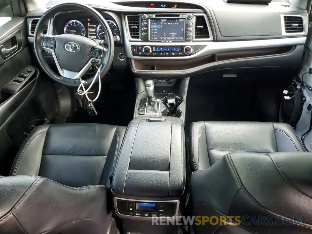 8 Photograph of a damaged car 5TDJZRFH9KS595359 TOYOTA HIGHLANDER 2019