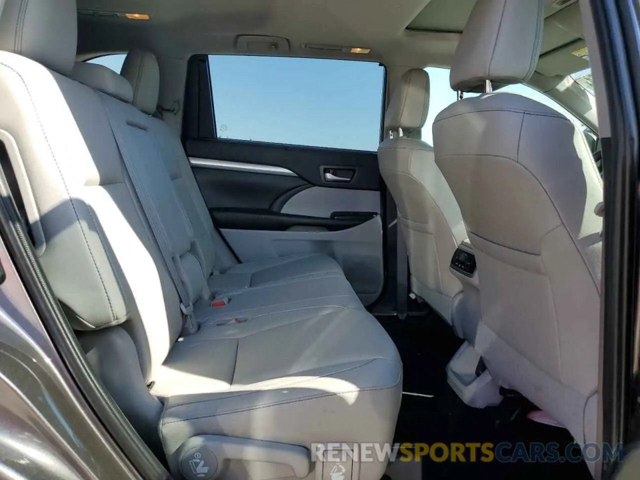 11 Photograph of a damaged car 5TDJZRFH9KS596477 TOYOTA HIGHLANDER 2019