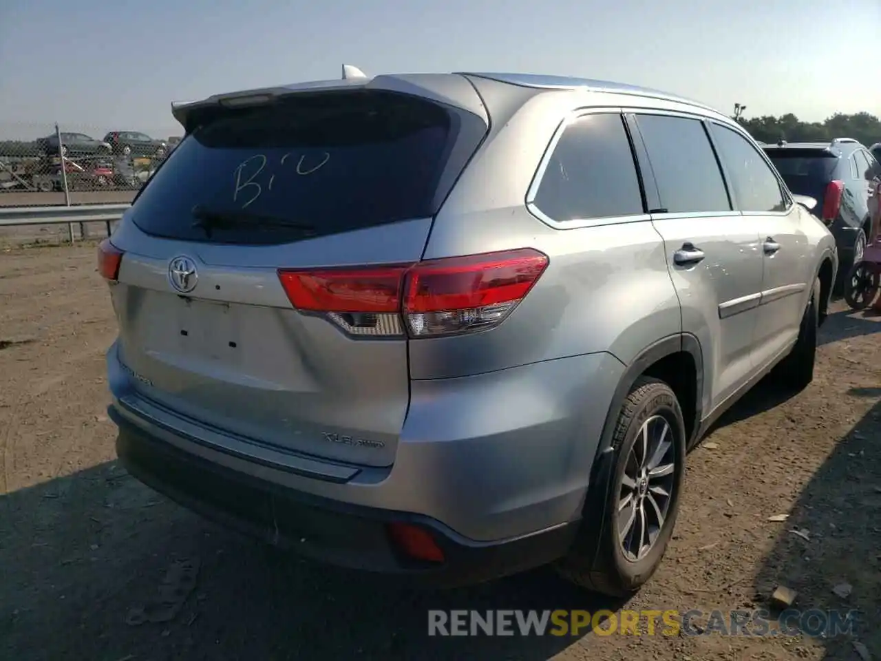 4 Photograph of a damaged car 5TDJZRFH9KS597743 TOYOTA HIGHLANDER 2019