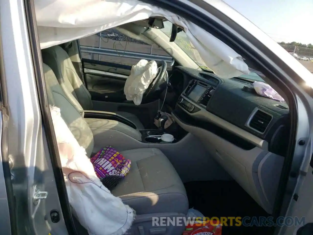 5 Photograph of a damaged car 5TDJZRFH9KS597743 TOYOTA HIGHLANDER 2019